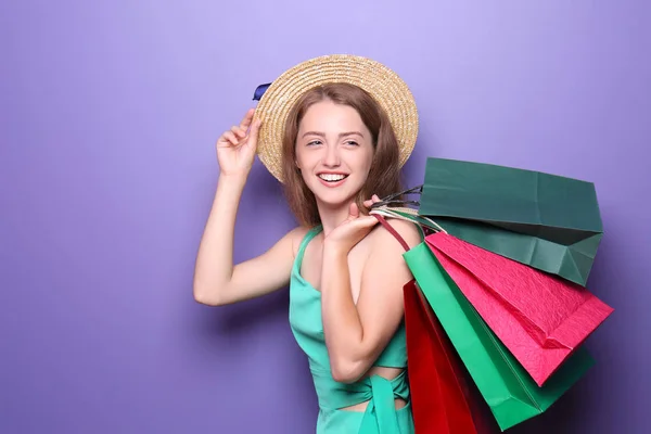 Mooie Jonge Vrouw Met Boodschappentassen Kleur Achtergrond — Stockfoto