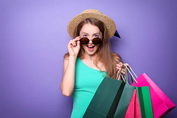 Jovem Com Sacos Compras Fundo Cor — Fotografia de Stock