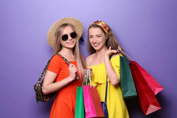 Jovens Mulheres Bonitas Com Sacos Compras Fundo Cor — Fotografia de Stock