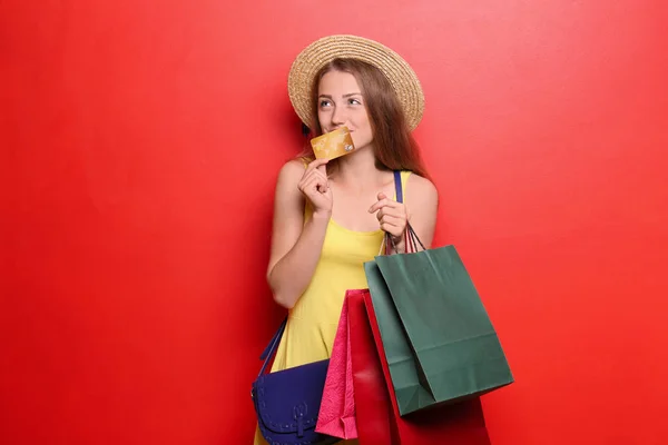 Mooie Jonge Vrouw Met Creditcard Boodschappentassen Kleur Achtergrond — Stockfoto