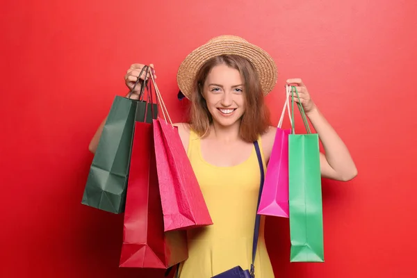 Mooie Jonge Vrouw Met Boodschappentassen Kleur Achtergrond — Stockfoto