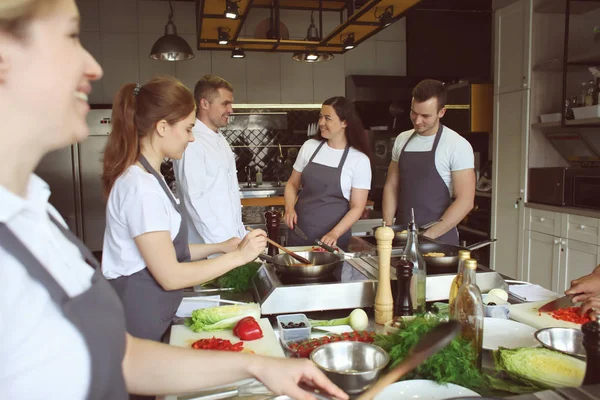 Koch Und Gruppe Junger Leute Bei Kochkursen — Stockfoto