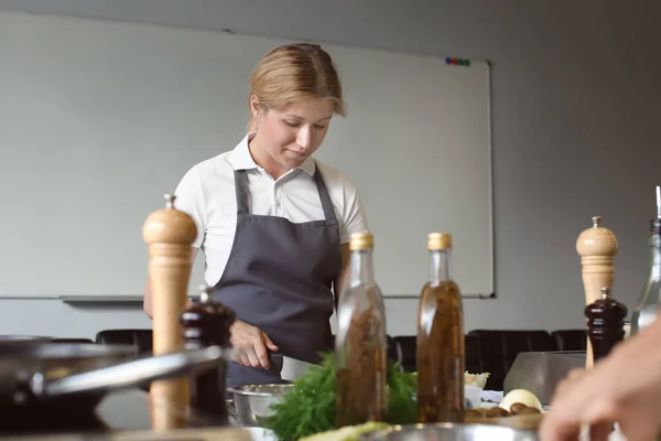 Jonge Vrouw Koken Keuken Van Restaurant Tijdens Kooklessen — Stockfoto