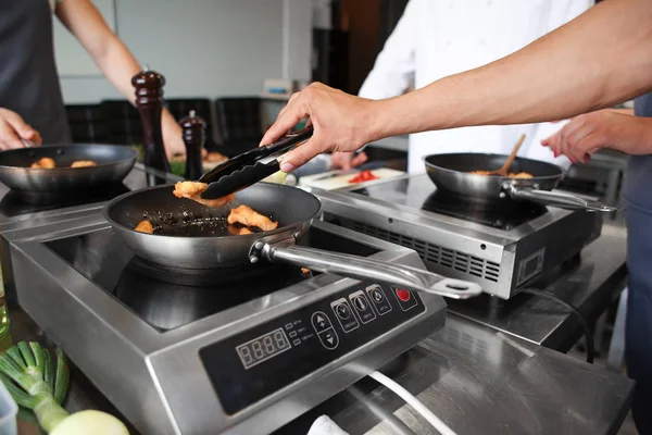 Cozinhado Chef Masculino Cozinha Restaurante — Fotografia de Stock