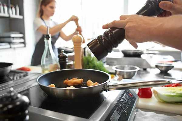 Mannelijke chef-kok koken in de keuken van het restaurant, close-up — Stockfoto