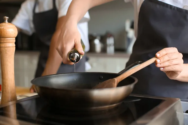 Vrouwelijke Chef Kok Koken Keuken Van Het Restaurant — Stockfoto