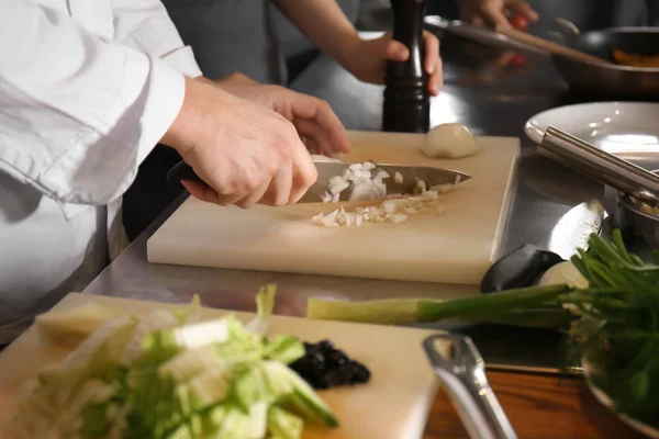 Male Chef Cutting Vegetables Cooking Classes — Stock Photo, Image