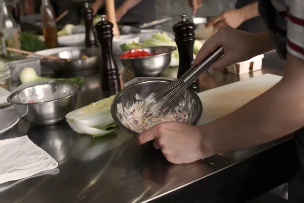 Jonge Marktlieden Saus Restaurant Keuken Tijdens Het Koken Van Klassen — Stockfoto