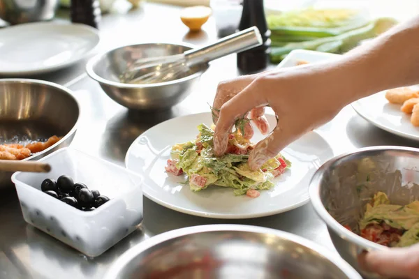 Mannelijke Chef Kok Voorbereiding Salade Voor Die Zijn Tewerkgesteld Keuken — Stockfoto