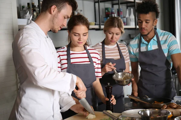 Chef and group of young people during cooking classes — Stock Photo, Image