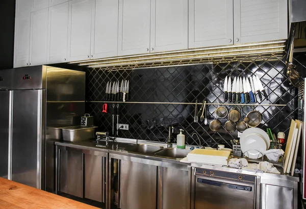 Profesjonalny sprzęt z naczynia do gotowania w kuchni restauracji — Zdjęcie stockowe