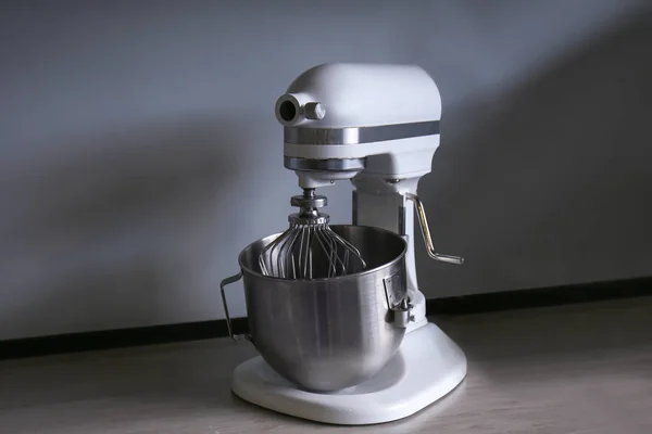 Misturador de tigela de cozinha em mesa de madeira dentro de casa — Fotografia de Stock