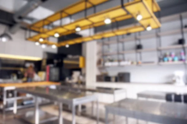 Interieur van professionele keuken in restaurant, wazig zicht — Stockfoto