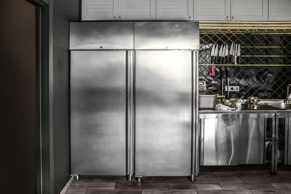 Equipo profesional con utensilios de cocina en la cocina del restaurante —  Fotos de Stock