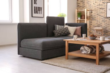 Oturma odasının içinde rahat bir kanepe.