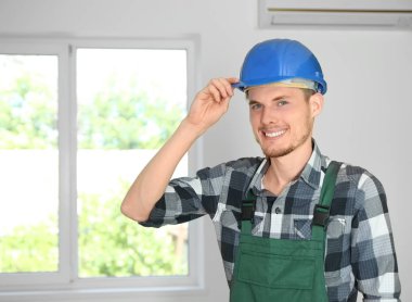 Boş dairede genç elektrikçi