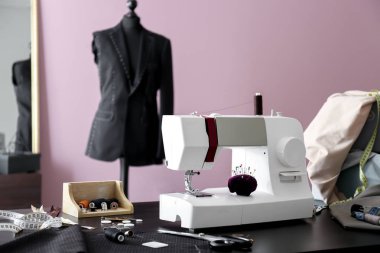 Dikiş Makinası Aksesuarları terzi atölyesi tablo ile