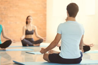 Grup pratik yoga salonunda insan