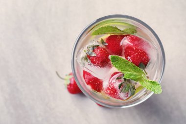 Tablo üzerinde çilek mojito cam