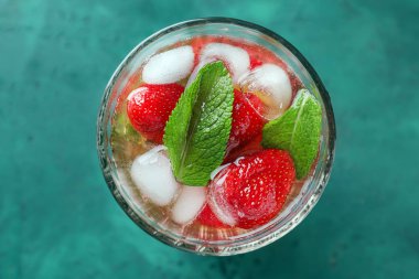 Tablo üzerinde çilek mojito cam