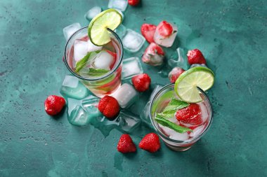 Masada çilekli mojito bardakları.