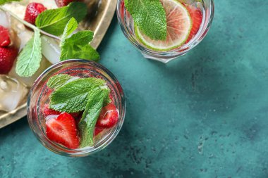 Masada çilekli mojito bardakları.