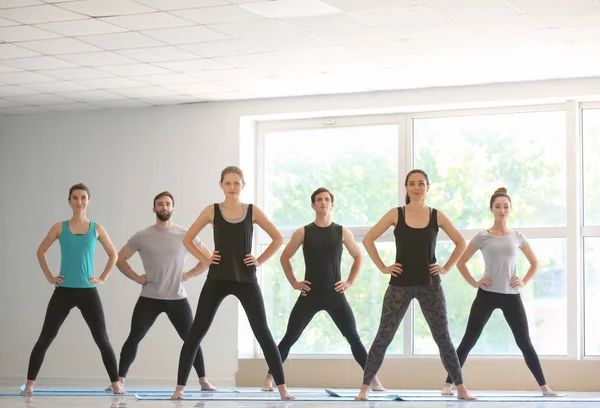 Groupe Personnes Pratiquant Yoga Salle Gym — Photo