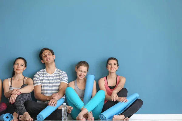 Group People Yoga Mats Sitting Floor Color Wall — Stock Photo, Image