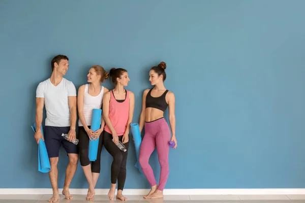 Groep Mensen Met Yoga Matten Buurt Van Kleur Muur — Stockfoto