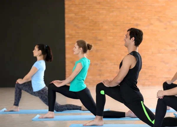 Grupp Människor Som Utövar Yoga Gymmet — Stockfoto