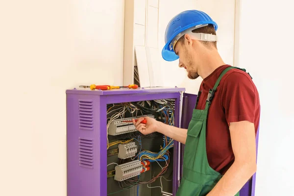 Electrician Repairing Distribution Board — Stock Photo, Image