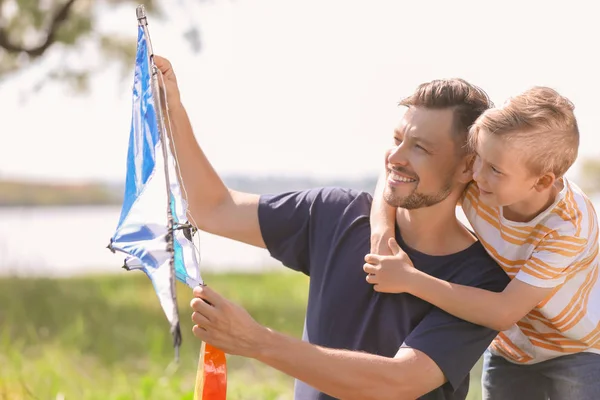 Niño Padre Con Cometa Aire Libre — Foto de Stock