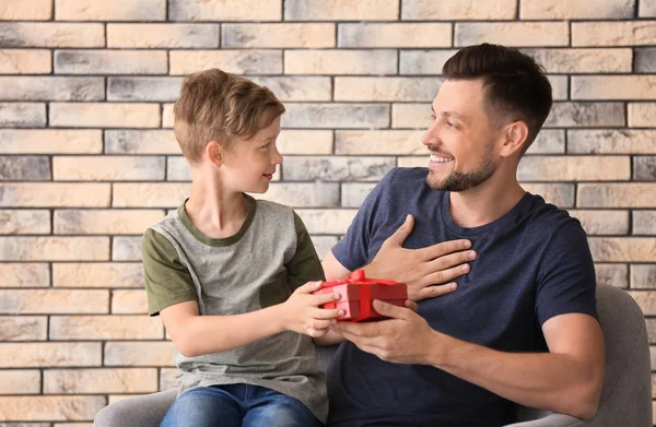 Man Receiving Gift Father Day His Son Home — Stock Photo, Image
