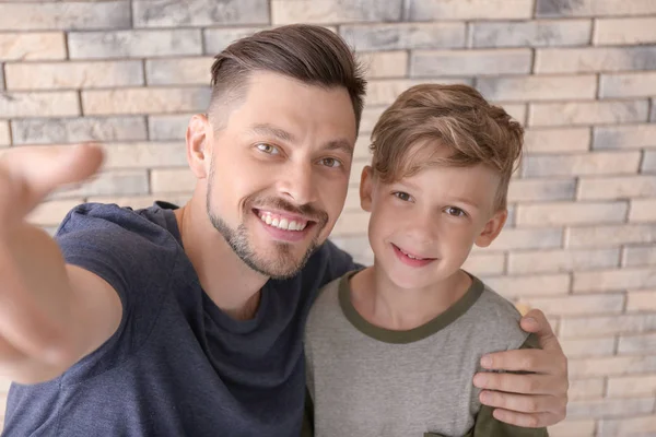 Little Boy His Dad Taking Selfie Brick Wall Background — Stock Photo, Image