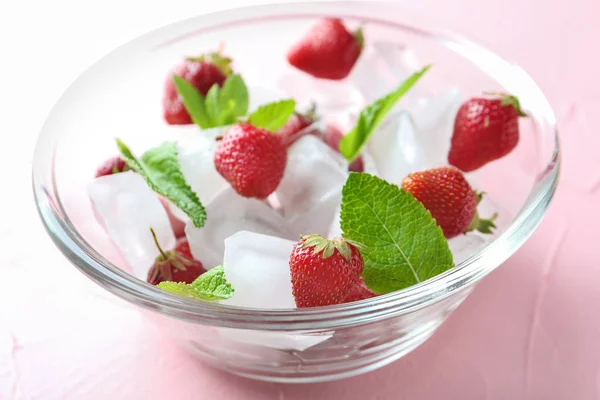 Glasschale Mit Eiswürfeln Und Erdbeeren Auf Farbigem Hintergrund — Stockfoto