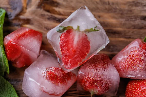 Eiswürfel Mit Erdbeeren Auf Holztisch — Stockfoto