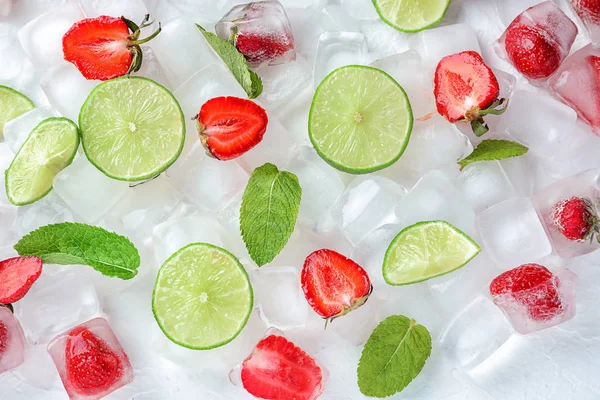 Eiswürfel Mit Erdbeeren Minze Und Limettenscheiben — Stockfoto