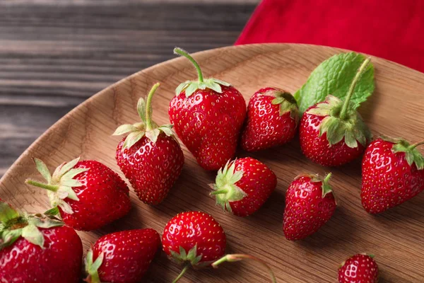 Ripe Strawberries Wooden Plate Closeup — Stock Photo, Image