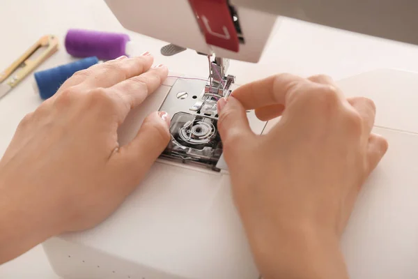 Vrouwelijke Kleermaker Threading Naaimachine Close — Stockfoto