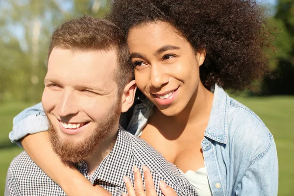 Jovens Amando Casal Interracial Livre Dia Primavera — Fotografia de Stock