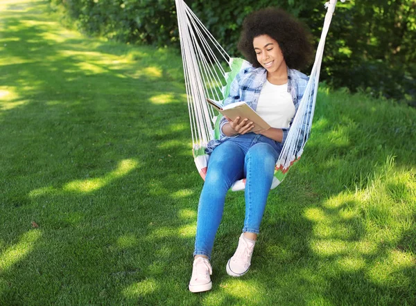 Beautiful Young African American Woman Reading Book Hammock Outdoors — Stock Photo, Image