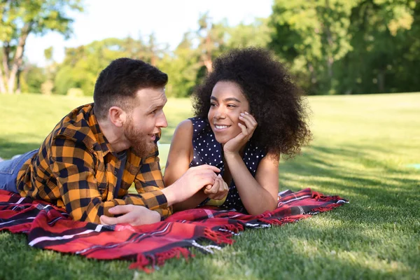 Jovem Casal Interracial Amoroso Descansando Parque Dia Primavera — Fotografia de Stock