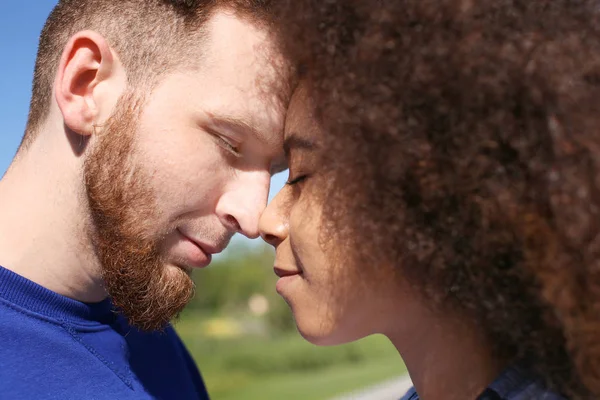 Jovens Amando Casal Interracial Livre Dia Primavera — Fotografia de Stock