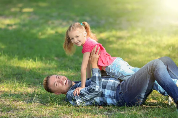 快乐的父亲和女儿在绿色公园里玩耍 — 图库照片