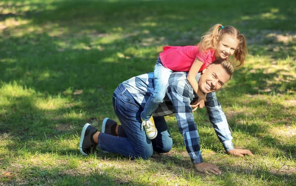 Feliz Padre Hija Jugando Parque Verde — Foto de Stock