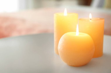 Odadaki masada mum yakmak.