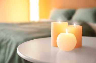 İçerideki masada mum yakmak.