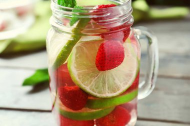 Mason kavanoza masada, closeup çilek mojito ile