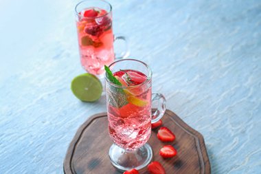 Ahşap tahta üzerinde çilek mojito cam bardak