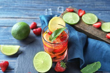 Kayrak plaka üzerinde çilek mojito cam